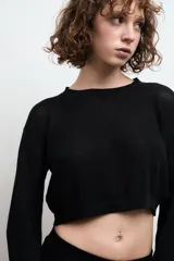 Buzo calado de tejido de punto, 100% algodón, color celeste.