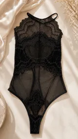 Body negro con escote halter y espalda descubierta, confeccionado en encaje transparente con detalles plateados brilhantes en el panel frontal superior y en la parte inferior, combinado con tejido de red semitransparente en el torso.