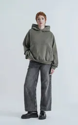 Hoodie de calce oversize y corte crop, confeccionado en frisa gamuzada de algodón. Presenta capucha forrada y bolsillo canguro frontal.