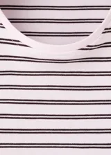 Camiseta de manga corta y cuello redondo con diseño a rayas horizontales en color rosado y marrón.