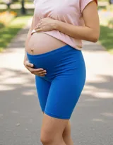 Calza biker azul con cintura alta y elástico ajustable.