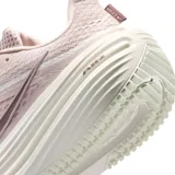 Championes de running Nike Winflo 12, color rosado con detalles en marrón oscuro y suela blanca. Cuentan con capellada de malla transpirable, amortiguación Nike Air y espuma Cushlon 3.0.