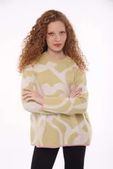 Sweater beige con estampado abstracto en blanco, cuello redondo y terminaciones en color naranja.