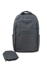Mochila de poliéster color gris, con compartimentos con cierre, bolsillos laterales y estuche haciendo juego.