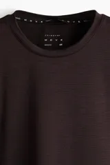 Remera deportiva de malla funcional en color marrón oscuro, con cuello redondo y mangas cortas. Diseñada con tecnología DryMove para absorber el sudor y ofrecer mayor comodidad durante el ejercicio.