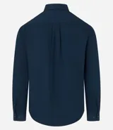 Camisa de vestir marrón oscuro, corte slim, de manga larga y cuello camisero.