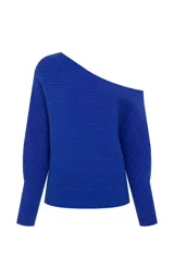Sweater de punto color azul eléctrico con diseño de hombro caído y escote asimétrico. Presenta textura acanalada, mangas largas con ligero volumen y puños ajustados de canalé.