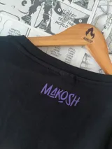 Remera negra de algodón con estampado de Edward Elric de Fullmetal Alchemist en color lila.