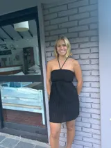 Vestido corto negro strapless con top elastizado hasta la cintura y falda suelta.