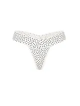 Tanga de encaje color blanco con estampado de lunares negros y bordes festoneados, de tiro bajo.
