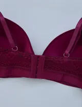 Pack de dos soutiens sin aro y con copa formada, marca Jessica Simpson. Uno es negro y el otro es color borgoña. Ambos tienen breteles fijos regulables, detalles de encaje y abrochan en la espalda con tres posiciones.