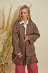 Chaqueta de paño color marrón, con terminación de flecos en el bajo, dos bolsillos delanteros y un botón. Es una prenda forrada, suave y de estilo clásico/moderno.