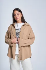 Sobrecamisa color beige de gabardina con cuello camisero, cierre frontal con botones a presión, dos bolsillos de parche en el pecho y corte holgado.