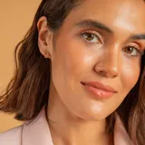 Caravanas de oro 18k con forma ovalada y engaste de brillantes.