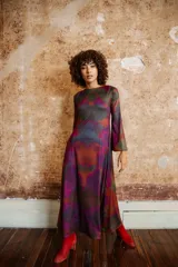 Vestido largo con estampado abstracto en tonos burdeos, verde y gris. Tiene mangas largas acampanadas y escote redondo.
