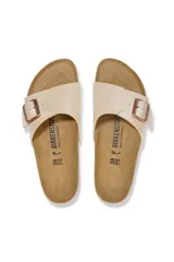 Sandalias Birkenstock modelo Catalina, color blanco perlado, con hebilla ajustable color cobre.