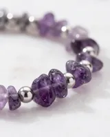 Pulsera elástica compuesta por piedras naturales en tonos violeta y pequeñas esferas de acero intercaladas.