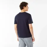 Camiseta azul marino de manga corta con estampado frontal de la frase 'Cape Town South Africa' en letras blancas. Corte clásico.