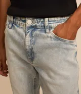 Pantalón de jean skinny celeste con efecto marmolado y lavado dirty.