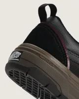 Championes Vans modelo Skate Old Skool Wafflecup, color negro con suela de goma color marrón. Presentan construcción Wafflecup para mayor durabilidad y soporte, con detalles en color bordó en la parte superior y el icónico diseño de la marca.