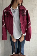 Sweater de punto color gris, de corte holgado y diseño de manga larga con costuras visibles en los hombros. Presenta cuello redondo y puños acanalados.