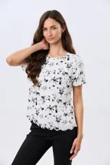 Blusa manga corta de cuello redondo con estampado floral en blanco y negro.
