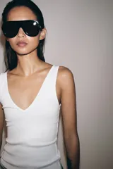 Musculosa de punto rib color marrón con mezcla de algodón, escote en V y tirantes anchos.