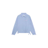 Camisa de manga larga celeste con diseño a rayas verticales blancas, cuello clásico, cierre frontal con botones y bordado frontal en tono rosado.