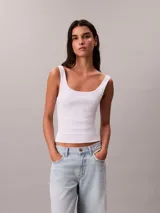 Musculosa blanca de tejido acanalado con escote redondo amplio, tirantes anchos y corte ajustado. Cuenta con el monograma de la marca bordado en el pecho.