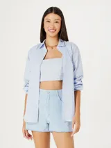 Top corto de escote cuadrado y tirantes anchos, con diseño entallado al cuerpo y costuras verticales decorativas.