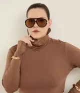 Blusa de manga larga con cuello alto, confeccionada en tejido de viscosa con elastano, de diseño liso y ajuste al cuerpo.