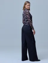 Blusa de microtul estampada con cuello alto y mangas largas.