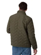 Chaqueta acolchada de color verde oliva con diseño de costuras en zigzag. Presenta cierre frontal completo, cuello alto y parche con el logo de la marca en el pecho.