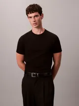 Remera de manga corta Calvin Klein confeccionada en tejido liquid stretch de algodón con elastano. Presenta cuello redondo y logo de la marca sutilmente bordado en el pecho.