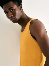 Musculosa básica de hombre color azul oscuro.