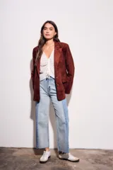 Blazer color marrón de gamuza sintética, corte clásico, con solapas y cierre con dos botones.