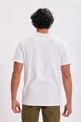 Remera de manga corta con cuello en V, confeccionada en algodón de color blanco.