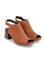 Sandalia peep toe de cuero color tostado con taco bloque simil madera, diseño destalonado y tira con hebilla metálica ajustable en el tobillo.