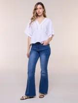 Blusa blanca de poliéster con textura crepada, escote en V con detalles de puntilla, mangas cortas amplias estilo kimono y diseño semi entallado bajo el busto con faldón suelto.