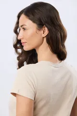 Remera blanca de manga corta y cuello redondo, confeccionada en algodón, con delicado bordado floral localizado en el hombro.