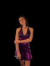 Vestido corto plateado con lentejuelas, escote en V y cut-outs laterales bajo el busto. Breteles finos que se cruzan en la espalda y atan atrás. Volado en el ruedo.