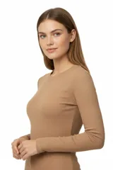 Remera de manga larga con cuello redondo a la base, confeccionada en tejido de algodón con elastano de textura acanalada.