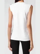 Musculosa blanca Philipp Plein sin mangas, con cuello redondo y el logotipo de la marca estampado en el pecho en color negro. Presenta detalles de botones metálicos en el hombro.