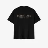 Camiseta negra de algodón con cuello redondo y corte oversize. Estampado con el logo "ESSENTIALS FEAR OF GOD" en el pecho.