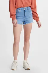 Short de jean de tiro alto con diseño de cinco bolsillos y ruedo deshilachado. Confeccionado en denim de lavado claro.