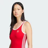 Body Adidas Adicolor rojo con ribetes blancos, corte ajustado, cuello redondo y logo bordado en el pecho.