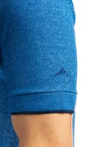 Chomba manga corta color borgoña con cuello clásico y borde azul marino.