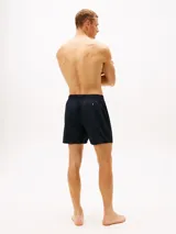 Short de baño Tommy Hilfiger de corte amplio, confeccionado en nailon. Presenta un diseño color block en la parte frontal con los colores distintivos de la marca, cintura elástica con cordón ajustable, dos bolsillos laterales y un bolsillo trasero de ojal.