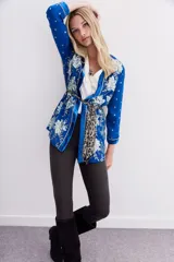 Saco de calce recto, color azul vibrante, confeccionado en viscosa con terminaciones en velvet. Presenta bordados en lentejuelas e hilo de lurex en toda la prenda y forro interior en jacquard.