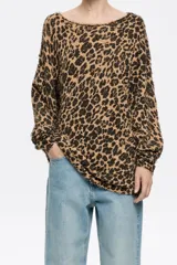 Jersey largo de punto con estampado animal print de leopardo, corte recto, escote barco redondeado y manga larga con forma en el puño.